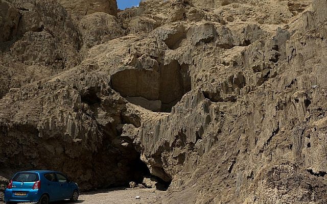 L'entrée principale dans la grotte de sel de Malham, près de la mer Morte, le 27 mars 2019. (Crédit :Johanna Chisholm/Times of Israel)