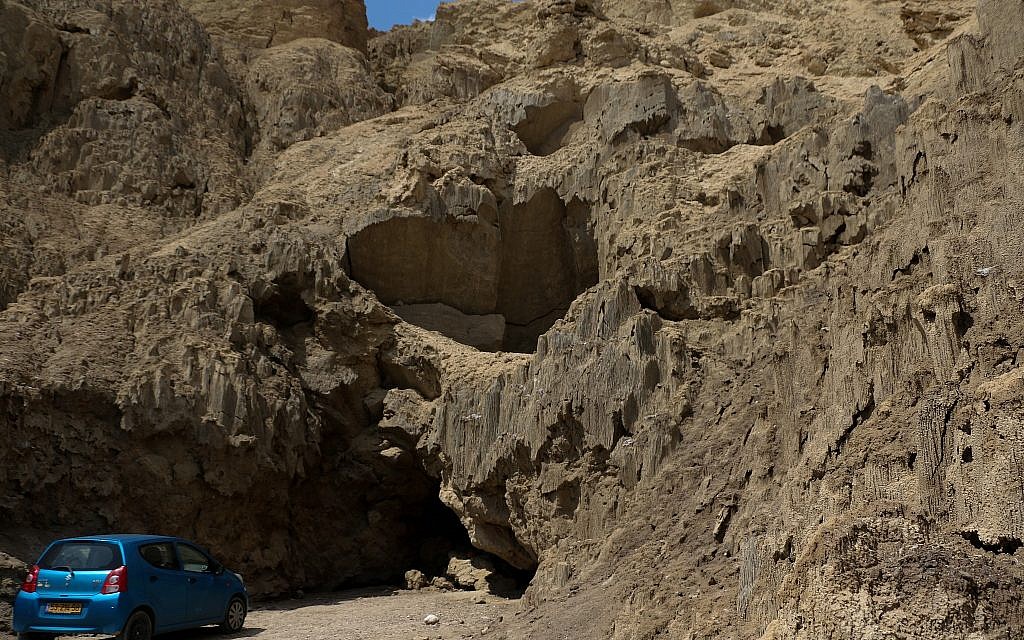 L'entrée principale dans la grotte de sel de Malham, près de la mer Morte, le 27 mars 2019. (Crédit :Johanna Chisholm/Times of Israel)