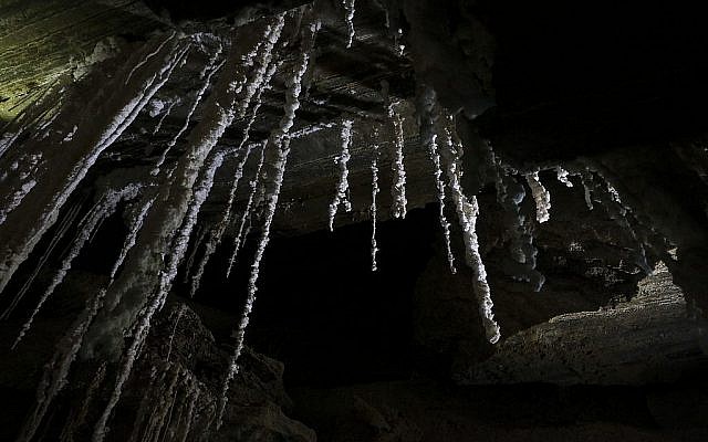 Un stalactite de sel dans la grotte de Mlham, le 27 mars 2019. (Crédit :Johanna Chisholm/Times of Israel)