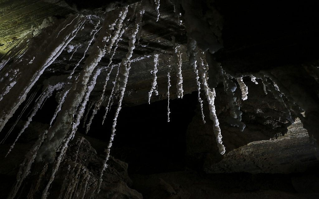 Un stalactite de sel dans la grotte de Mlham, le 27 mars 2019. (Crédit :Johanna Chisholm/Times of Israel)