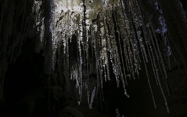 Un stalactite de sel dans la grotte de Mlham, le 27 mars 2019. (Crédit :Johanna Chisholm/Times of Israel)