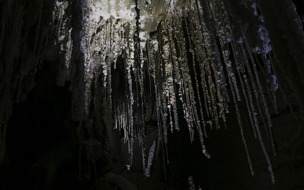 Un stalactite de sel dans la grotte de Mlham, le 27 mars 2019. (Crédit :Johanna Chisholm/Times of Israel)