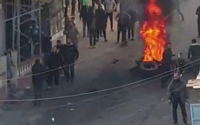 Capture d’écran d'une vidéo diffusée par la chaîne publique Kan d’une manifestation dans la bande de Gaza contre le coût de la vie, le 15 mars 2019. (Capture d’écran : Twitter)