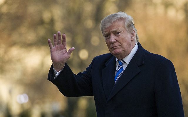 Le président américain Donald Trump salue de la main alors qu'il marche sur la Pelouse sud de la Maison Blanche en descendant de l'hélicoptère Marine One, le 10 mars 2019 à Washington. (AP Photo/Alex Brandon) Le président américain Donald Trump salue de la main alors qu'il marche sur la Pelouse sud de la Maison Blanche en descendant de l'hélicoptère Marine One, le 10 mars 2019 à Washington. (AP Photo/Alex Brandon)
