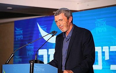 Rafi Peretz, président de l'Union des partis de droite, prend la parole lors du lancement de la campagne à l'hôtel Jerusalem Gardens, le 11 mars 2019. (Miri Shmanovitz)