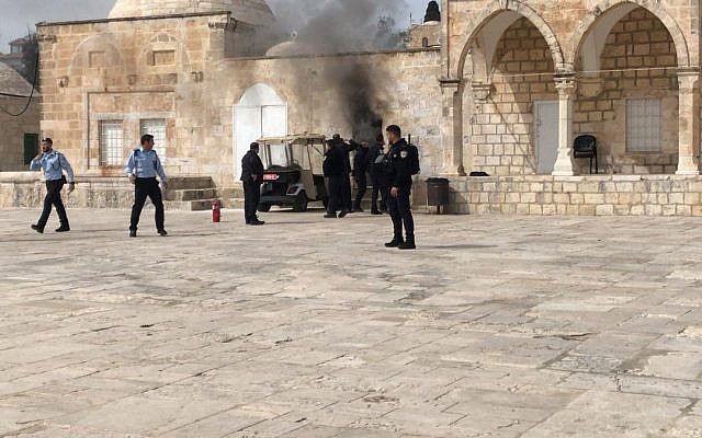 Un feu à un poste de police après le lancement d'un cocktail Molotov sur le mont du Temple, le 12 mars 2019 (Crédit : Ir Amim)
