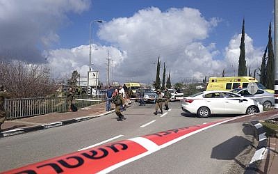 Les soldats de l'armée israélienne sur les lieux d'une fusillade aux abords du carrefour d'Ariel dans le nord de la Cisjordanie, le 17 mars 2019 (Crédit : BLev Hadashot)