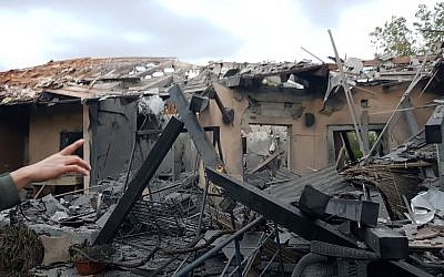 Une habitation de la ville de Mishmeret, dans le centre d'Israël, qui a été détruite dans une attaque à la roquette depuis la bande de Gaza, le 25 mars 2019 (Crédit : Service des incendies et des secours)