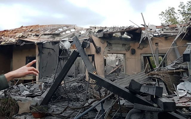Une habitation de la ville de Mishmeret, dans le centre d'Israël, qui a été détruite dans une attaque à la roquette depuis la bande de Gaza, le 25 mars 2019 (Crédit : Service des incendies et des secours) Une habitation de la ville de Mishmeret, dans le centre d'Israël, qui a été détruite dans une attaque à la roquette depuis la bande de Gaza, le 25 mars 2019 (Crédit : Service des incendies et des secours)