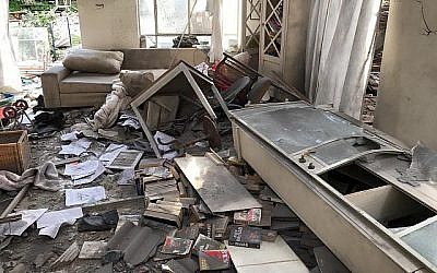 Une habitation de la ville de Mishmeret, une ville du centre d'Israël, détruite dans une attaque à la roquette de la bande de Gaza, le 25 mars 2019 (Crédit : Service des Incendies et des secours)