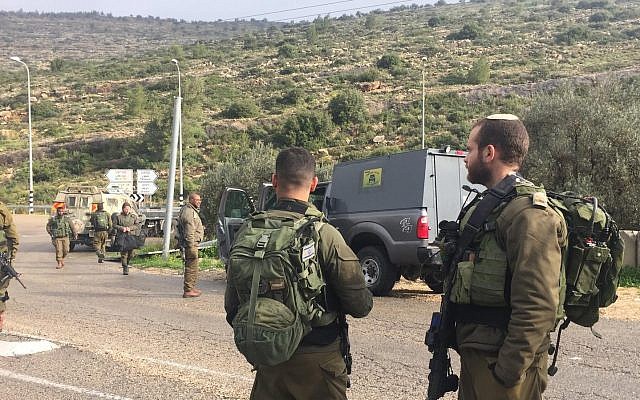 Des soldats israéliens arrivent sur les lieux d'une attaque à la voiture-bélier, qui a fait deux blessés du côté des soldats, dans le centre de la Cisjordanie, le 4 mars 2019. (Crédit : Armée israélienne)
