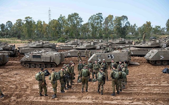 Les chars israéliens déployés à la frontière entre Gaza et Israël, le 26 mars 2019. (Crédit : armée israélienne)