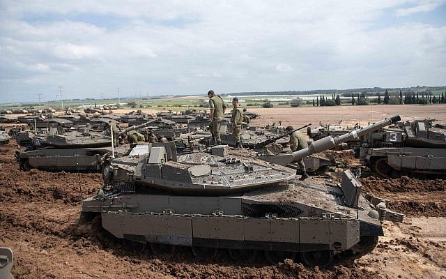 Les chars israéliens déployés à la frontière entre Gaza et Israël, le 26 mars 2019. (Crédit : armée israélienne) Les chars israéliens déployés à la frontière entre Gaza et Israël, le 26 mars 2019. (Crédit : armée israélienne)