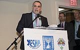 Le délégué aux Affaires étrangères du conseil de Yesha Oded Revivi s'exprime lors d'un événement de l'organisation à Washington, le 5 mars 2018 (Autorisation : Conseil de Yesha)