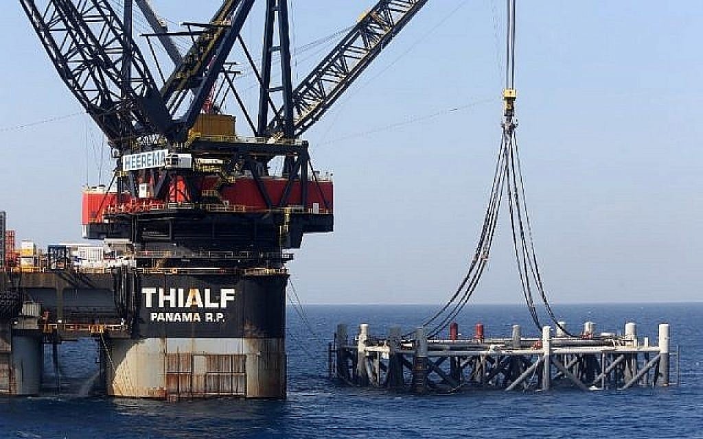 Cette photo prise le 31 janvier 2019 montre une image du navire avec grue SSCV Thialf qui pose la fondation de la plateforme qui vient d’arriver pour le gisement de gaz naturel du Leviathan en mer Méditerranée à environ 130 kilomètres à l’ouest de  la côte de la ville israélienne de Haïfa. (Marc Israel Sellem/Pool/AFP)