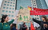 Des Israéliens participent à une marche de protestation pour demander une action immédiate sur le changement climatique à Tel Aviv le 29 mars 2019. (Crédit : Adam Shuldman/Flash90)