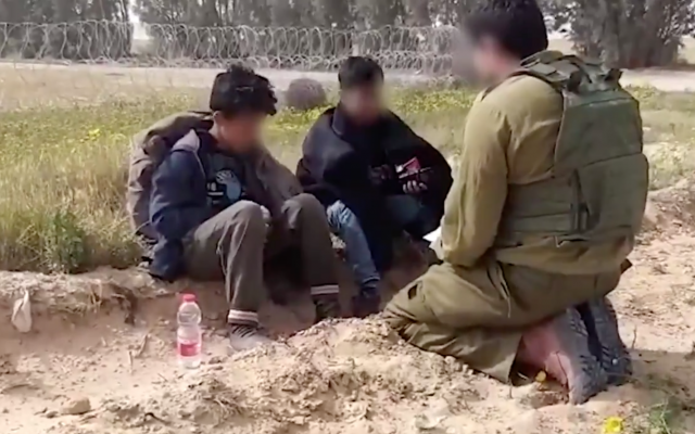 Un soldat de Tsahal est assis avec les deux Palestiniens qui ont traversé la frontière en Israël depuis gaza avec un couteau le 30 mars 2019. (Capture d'écran/Twitter) Un soldat de Tsahal est assis avec les deux Palestiniens qui ont traversé la frontière en Israël depuis gaza avec un couteau le 30 mars 2019. (Capture d'écran/Twitter)