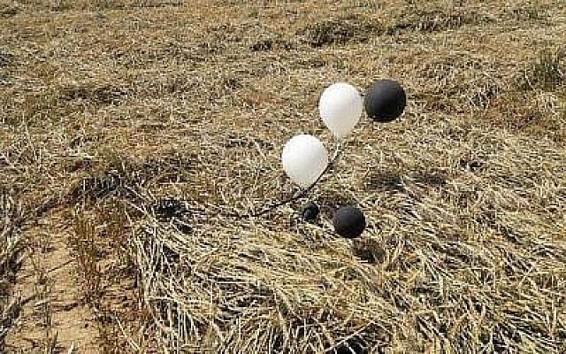Un engin incendiaire attaché à des ballons qui a atterri dans la région de Shaar Hanegev en Israël le 28 mars 2019. (Crédit: Conseil régional Shaar Hanagev)