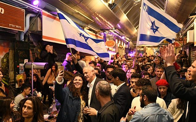 Benny Gantz, le chef du parti Kakhol lavan, visite le marché de Mahane Yahuda à Jérusalem, le 28 mars 2019. (Crédit : Sharia Diamnet) Benny Gantz, le chef du parti Kakhol lavan, visite le marché de Mahane Yahuda à Jérusalem, le 28 mars 2019. (Crédit : Sharia Diamnet)