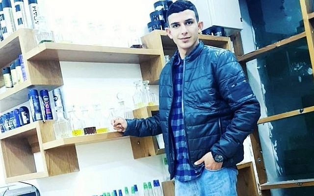 Omar Abu Laila, 18, terroriste présumé responsable d'une attaque meurtrière au carrefour d'Ariel, en Cisjordanie, le 17 mars 2019 (Crédit : Facebook) Omar Abu Laila, 18, terroriste présumé responsable d'une attaque meurtrière au carrefour d'Ariel, en Cisjordanie, le 17 mars 2019 (Crédit : Facebook)