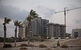 Des appartements en construction dans la ville israélienne d'Ashkelon. (Photo par Lior Mizrahi/Flash90)