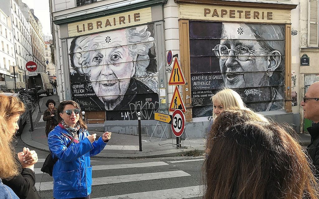 Shiry Avny explique lors d'un tour guidé comment les artistes de rue appliquent leur travail sur différentes surfaces. (Robert Sarner/ Times of Israel)