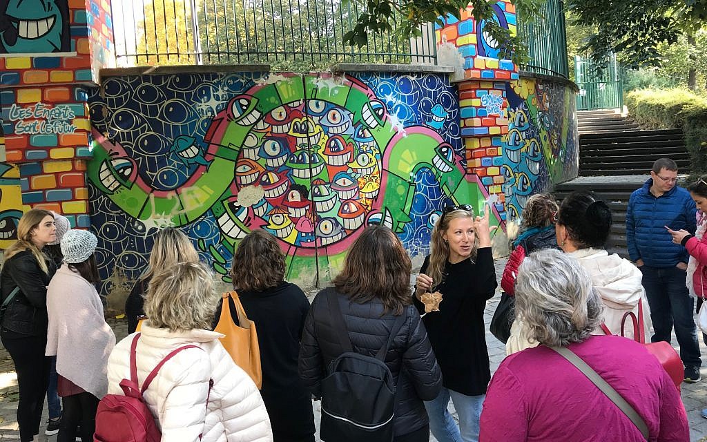La guide alternative Rotem Gerstel montrant un parc avec de l'art de rue lors d'un de ses tours. (Robert Sarner/ Times of Israel)