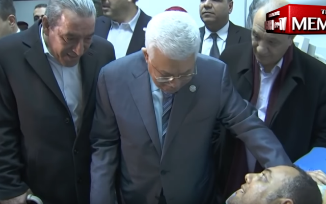 Le président de l'Autorité palestinienne Mahmoud Abbas lors d'une visite auprès d'un responsable du Fatah blessé, Atef Abu Seif, à Ramallah, le 19 mars 2019 (Capture d'écran : YouTube) Le président de l'Autorité palestinienne Mahmoud Abbas lors d'une visite auprès d'un responsable du Fatah blessé, Atef Abu Seif, à Ramallah, le 19 mars 2019 (Capture d'écran : YouTube)