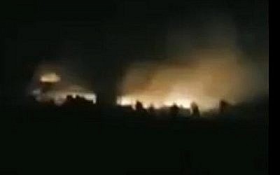 Explosions à l'aéroport d'Alep prétendument causées par des frappes israéliennes, le 27 mars 2019. ( Capture d'écran/Twitter )