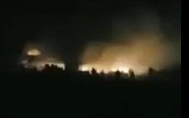 Explosions à l'aéroport d'Alep prétendument causées par des frappes israéliennes, le 27 mars 2019. ( Capture d'écran/Twitter ) Explosions à l'aéroport d'Alep prétendument causées par des frappes israéliennes, le 27 mars 2019. ( Capture d'écran/Twitter )