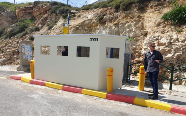 Un abri de protection installée à un arrêt de bus au carrefour de Givat Assaf le 20 mars 2019. (Menachem Bakush) Un abri de protection installée à un arrêt de bus au carrefour de Givat Assaf le 20 mars 2019. (Menachem Bakush)