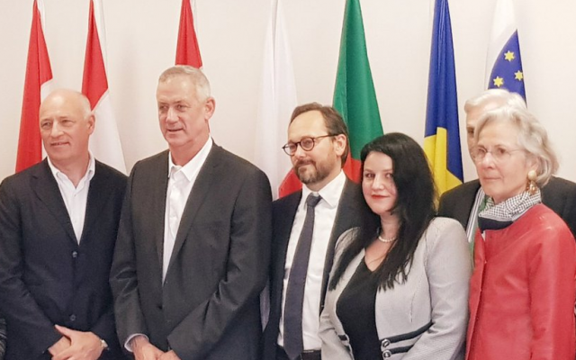 Benny Gantz rencontre des émissaires de l'UE, en Israël, le 12 mars 2019. (Crédit : Twitter) Benny Gantz rencontre des émissaires de l'UE, en Israël, le 12 mars 2019. (Crédit : Twitter)