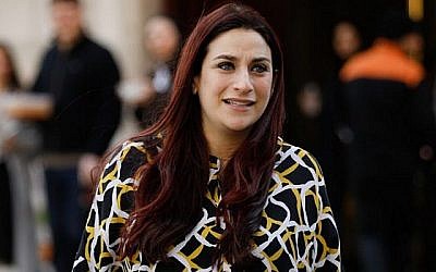 La députée indépendante Luciana Berger quitte les studios Milbank près du Parlement à Londres, le 21 février 2019. (Tolga Akmen/AFP)