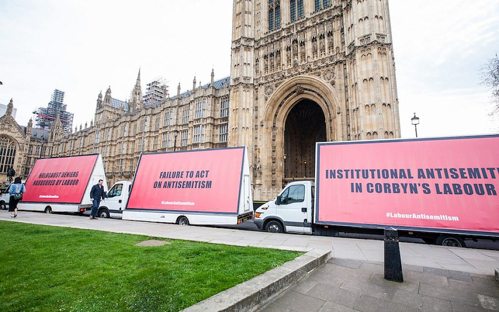 Des panneaux d'affichage sur des camionnettes dans le centre de Londres constituent la dernière escalade dans le conflit médiatisé des Juifs britanniques avec le dirigeant du Parti travailliste Jeremy Corbyn. (Avec l'aimable autorisation de Jonathan Hoffman/via JTA)
