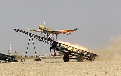 Un drone de fabrication iranienne est lancé lors d’un exercice militaire au port Jast, dans le sud de l’Iran, dans cette photo publiée par Jamejam en ligne le 25 décembre 2014. (Crédit : AP/Jamejam En ligne, Chavosh Homavandi, archives)