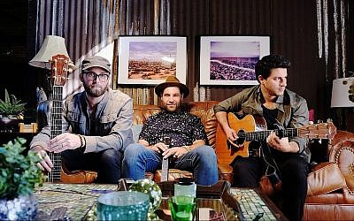A partir de la gauche, Dov Rosenblatt, Duvid Swirsky et Ami Kozak du groupe Distant Cousins. (Crédit : photo personnelle)