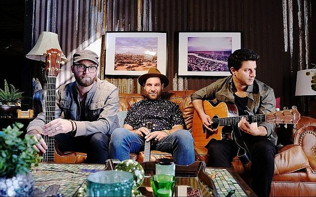 A partir de la gauche, Dov Rosenblatt, Duvid Swirsky et Ami Kozak du groupe Distant Cousins. (Crédit : photo personnelle)