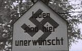 Un panneau portant la mention "On ne veut pas de Juifs ici", érigé quelque part en Allemagne à la suite de l'introduction par les nazis des lois raciales de Nuremberg en 1935. (Capture d'écran Youtube)