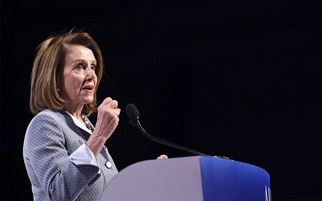 La présidente de la Chambre des représentants Nancy Pelosi à la conférence de l'AIPAC le 26 mars 2019. (Crédit : Jim Watson/AFP)