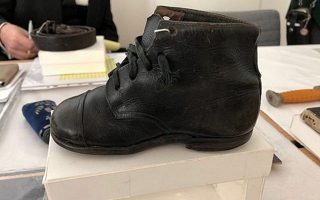 Une chaussure ayant appartenu à Hinda Cohen, deux ans, assassinée à Auschwitz le 27 mars 1944. Son père Dov avait écrit la date en découvrant que sa fillette avait été raflée durant une 'Aktion Enfants". (Crédit : Amanda Borschel-Dan/Times of Israel) Une chaussure ayant appartenu à Hinda Cohen, deux ans, assassinée à Auschwitz le 27 mars 1944. Son père Dov avait écrit la date en découvrant que sa fillette avait été raflée durant une 'Aktion Enfants". (Crédit : Amanda Borschel-Dan/Times of Israel)