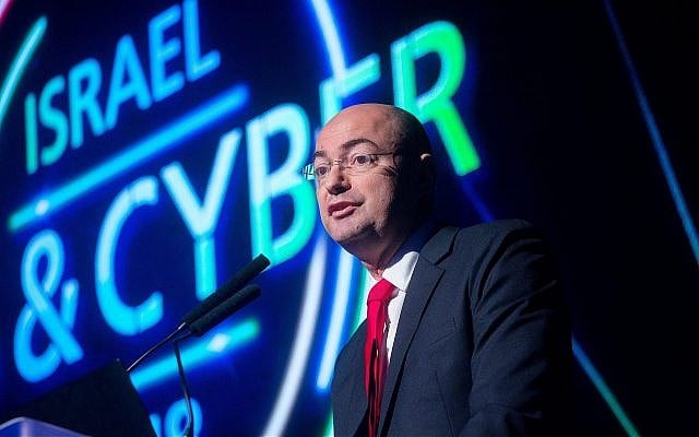 Yigal Unna, directeur général de la Direction nationale du cyberespace, prend la parole lors de la 5e Conférence et exposition internationale sur la sécurité intérieure et le cyberespace, le 13 novembre 2018. (Miriam Alster/Flash90) Yigal Unna, directeur général de la Direction nationale du cyberespace, prend la parole lors de la 5e Conférence et exposition internationale sur la sécurité intérieure et le cyberespace, le 13 novembre 2018. (Miriam Alster/Flash90)