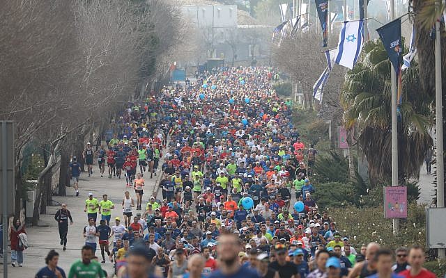 Les coureurs du 9e marathon de Jérusalem, le 15 mars 2019. (Crédit : Flash 90)