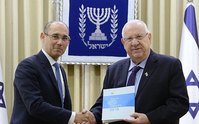 Le gouverneur de la Banque d'Israël, Amir Yaron (à gauche), présente le rapport annuel 2018 de la Banque d'Israël au président Reuven Rivlin, 31 mars 2019. (Mark Neiman, GPO)