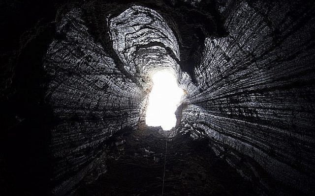 L'une des ouvertures qui permet de descendre en rappel dans la grotte de Malham, le 22 mars 2019. (Crédit : Anton Chikishev/Hebrew University)
