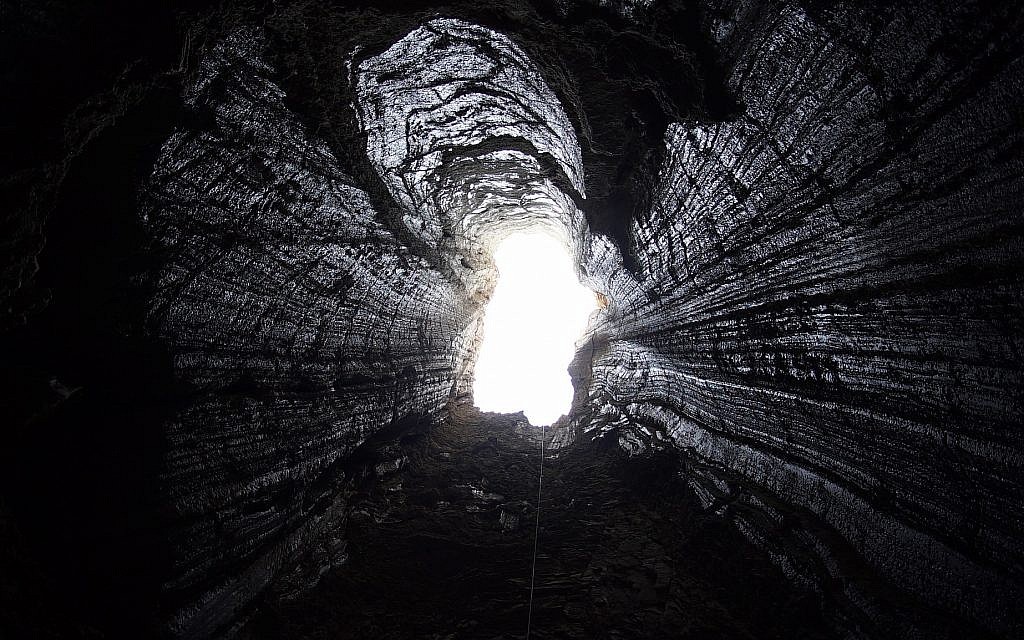 L'une des ouvertures qui permet de descendre en rappel dans la grotte de Malham, le 22 mars 2019. (Crédit : Anton Chikishev/Hebrew University)