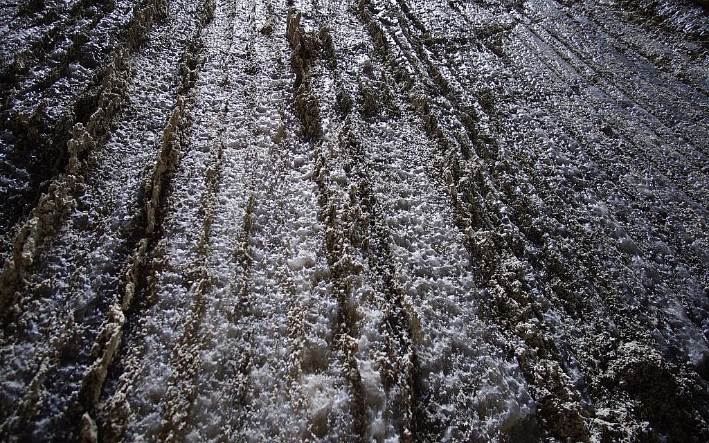 Des cristaux de sel dans la grotte de Malhame 22 mars 2019. (Crédit : Anton Chikishev/Hebrew University)