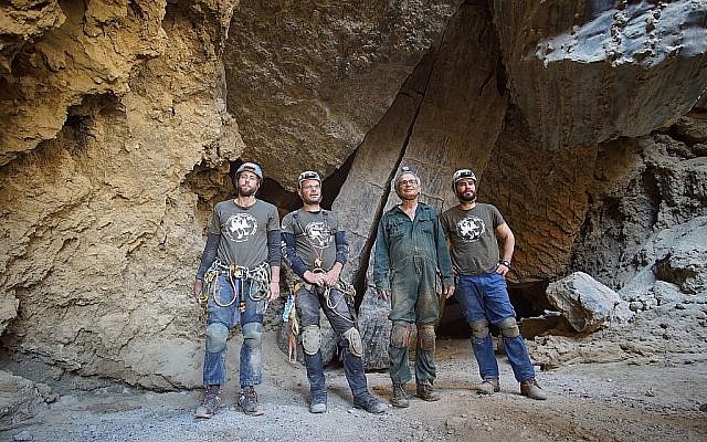 Les explorateurs de la grotte de Malham (de g à d) Efi Cohen, Yoav Negev, le profeseur Amos Frumkin, et Boaz Langford devant la grotte, le 22 mars 2019. (Crédit : Anton Chikishev/Hebrew University)
