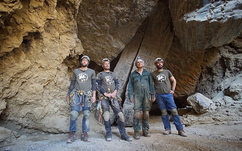 Les explorateurs de la grotte de Malham (de g à d) Efi Cohen, Yoav Negev, le profeseur Amos Frumkin, et Boaz Langford devant la grotte, le 22 mars 2019. (Crédit : Anton Chikishev/Hebrew University)