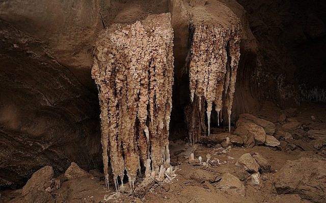 La formtion de stalactites à la grotte de Malham, près de la mer Morte, le 22 mars 2019. (Crédit : Ruslan Paul/Hebrew Unviersity)