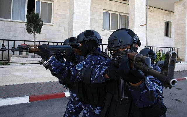 Des policiers palestiniens participent à un entraînement à leur siège de Hébron, en Cisjordanie, le 30 janvier 2019 (Crédit : HAZEM BADER / AFP) Des policiers palestiniens participent à un entraînement à leur siège de Hébron, en Cisjordanie, le 30 janvier 2019 (Crédit : HAZEM BADER / AFP)